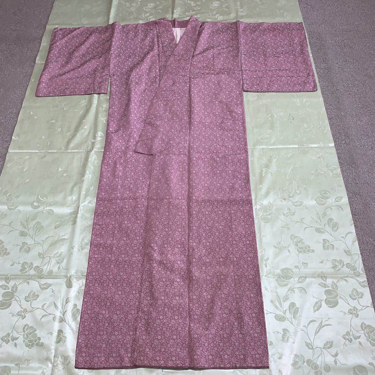 ★女性用 着物 藤色地 細かい白花柄 少しシミあり★拍卖