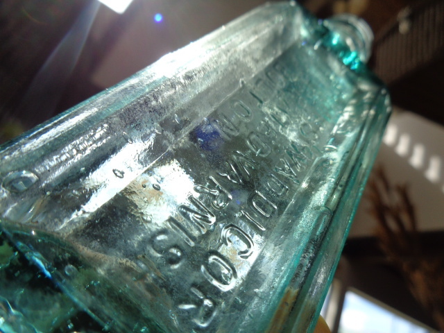 【フランス蚤の市ブルーガラス瓶】英国アンティーク古道具インテリア香水瓶エンボス加工骨董インダストリアルボトル容器レトロ拍卖