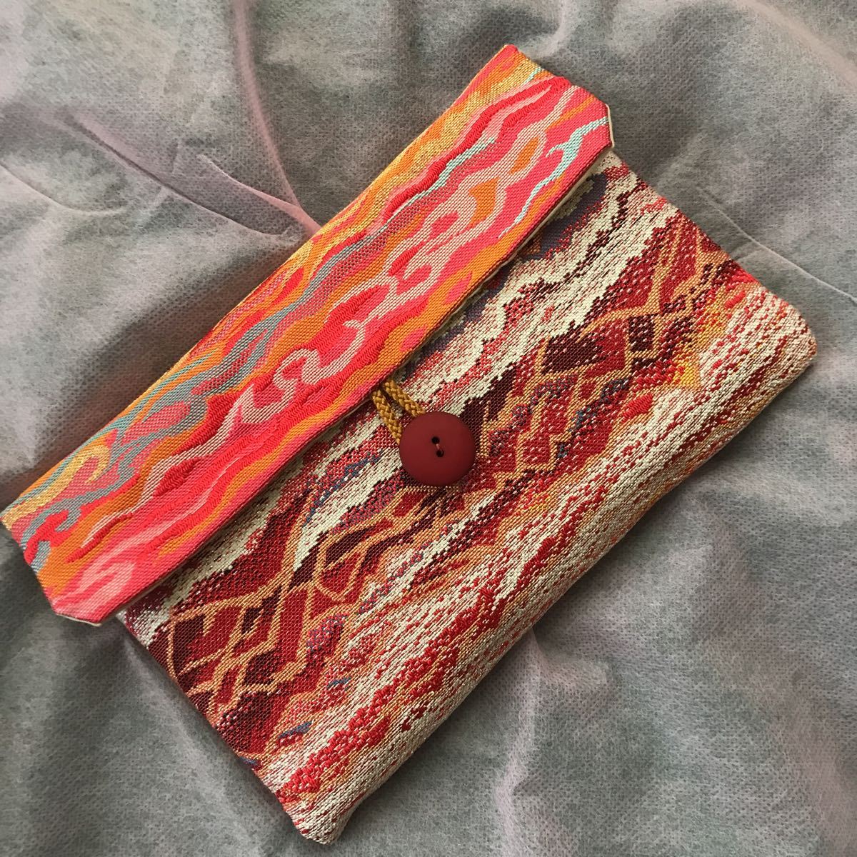 高級感あるポーチ 小物入れ 通帳ケース、御朱印帳ケース 裏地付き ボタン留め 絹織物使用拍卖