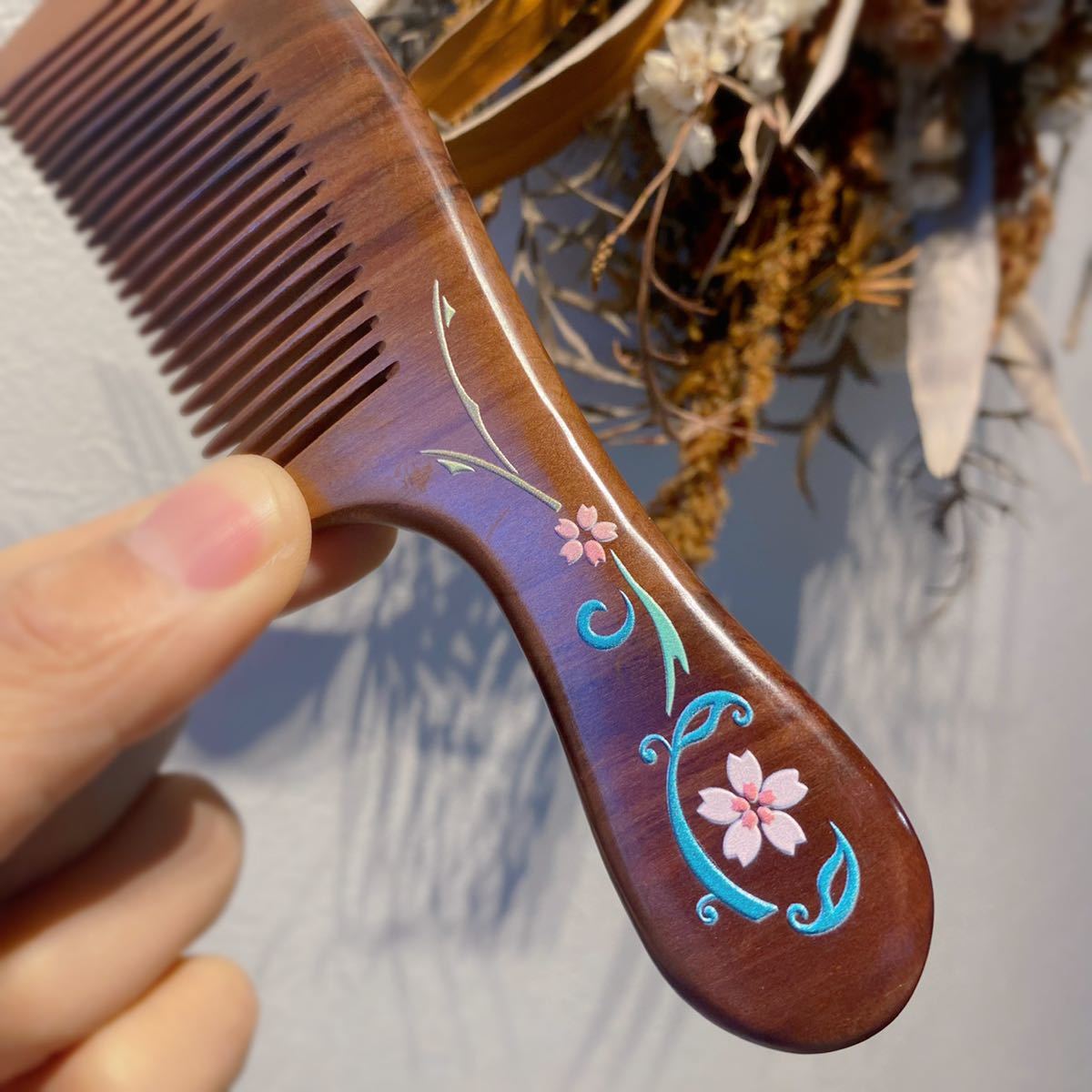 楠木 クスノキ 木製櫛 絵付き 彩 お守り 静電気防止 美髪 頭皮マッサージ拍卖