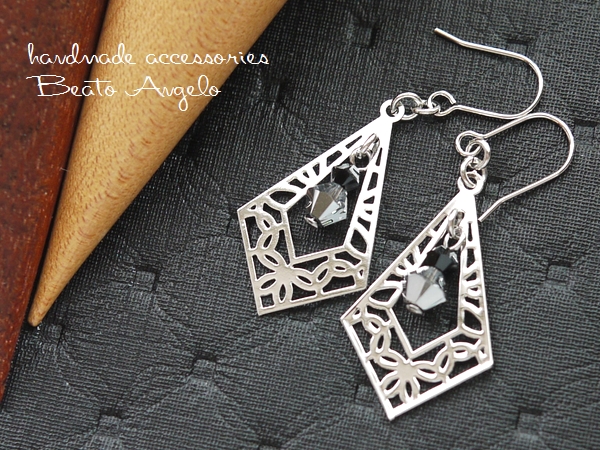 ◇◆+angelo+スワロフスキーとKi透かしのピアス(p-034)Cライトクローム S シンプル 大人 シルバー ブラック ※廃番拍卖