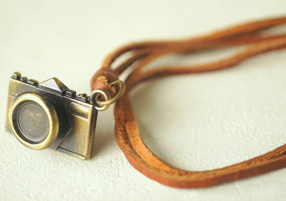 カメラのチャーム付き 革紐ネックレス拍卖
