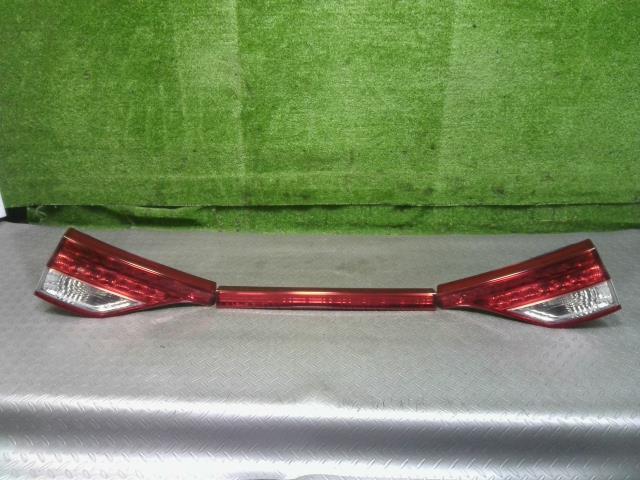 トヨタ(TOYOTA)エスティマ AHR20W Rフィニッシャーパネル LED 3点セット 赤白タイプ 右81581-28270 中央76801-28410 品番 81591-28270拍卖