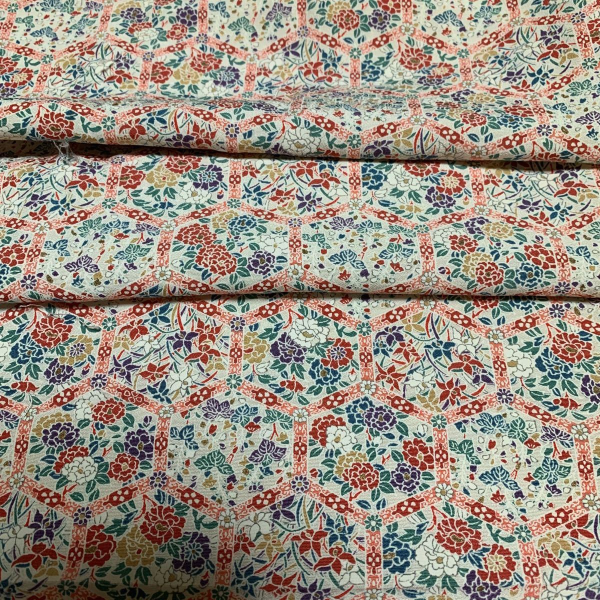 正絹 ちりめんハギレ 約36×87 薄ベージュに赤紫緑カラフル 小花柄 はぎれ 吊るし飾りつまみ細工つるし飾り小物重ね襟拍卖