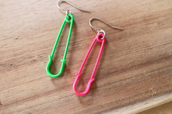 シップス カージュ SHIPS Khaju ネオンカラー 安全ピン アシンメトリー フックピアス ピンク グリーン カジュアルピアス 拍卖