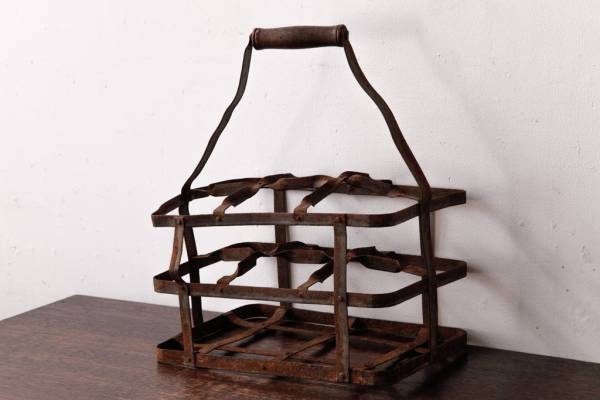 R-030557 イギリスビンテージ 6連 ブロカントスタイルにぴったりなアイアン製ボトルラック(ボトルケース)(2)拍卖