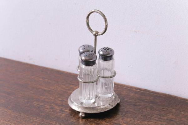 R-030719 ヴィンテージ シンプルなデザインの調味料シェーカー・ホルダーセット拍卖