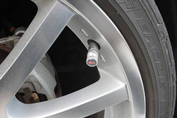 16Vロゴ入りエアバルブ エアバルブキャップ カー用品 外装パーツ ホイール タイヤ周辺用品 エア漏れ低減パッキン付き!簡単装着拍卖