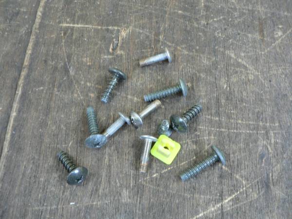 スズキ CT21S 平成6年式 ワゴンR ワンツードア 内装のネジやビス類① 中古拍卖