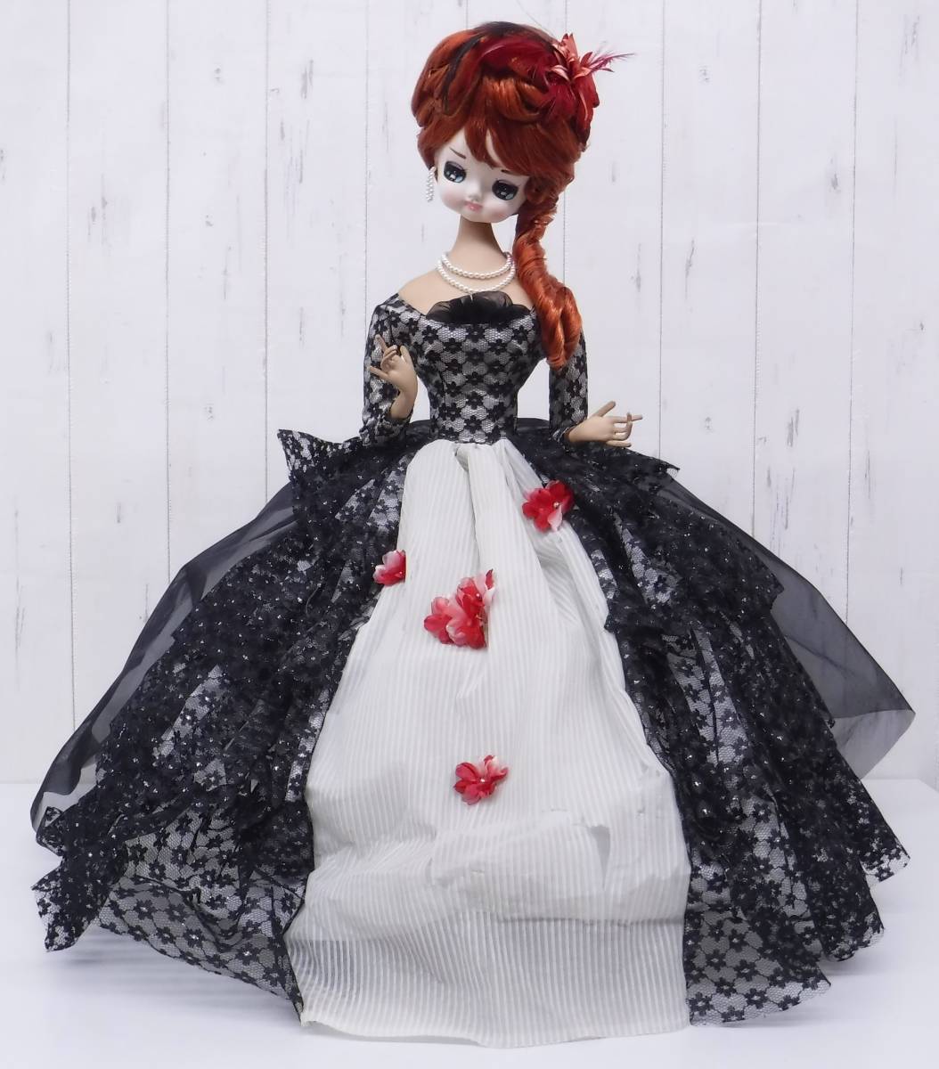 昭和レトロ 当時物 *レトロポーズ人形 *ファッションドール キャラクタードール *黒白系レースドレス 赤色系巻き髪 *61cm *木製台座拍卖