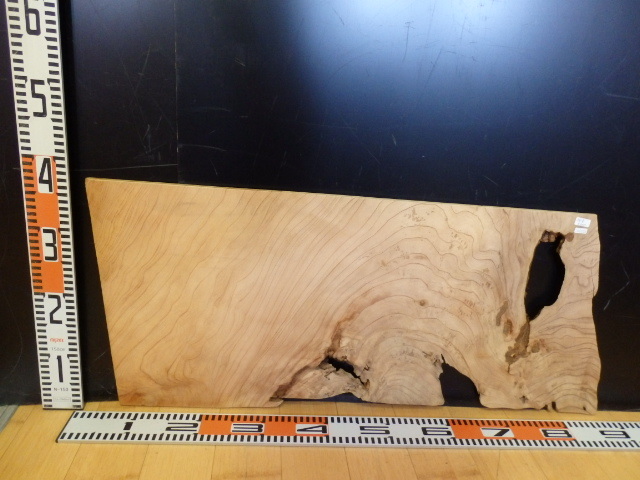 e2062126 杉杢●約36.5cm×81cm×1.3cm☆無垢板1枚板 木材 板 DIY 板材 天板 棚板 テーブル 看板 花台など種類豊富!拍卖
