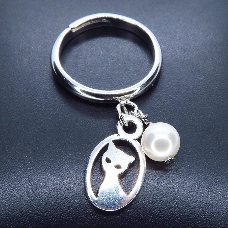 シルバーカラー 猫とスワロフスキーパールのチャーム付きリング フリーサイズ拍卖