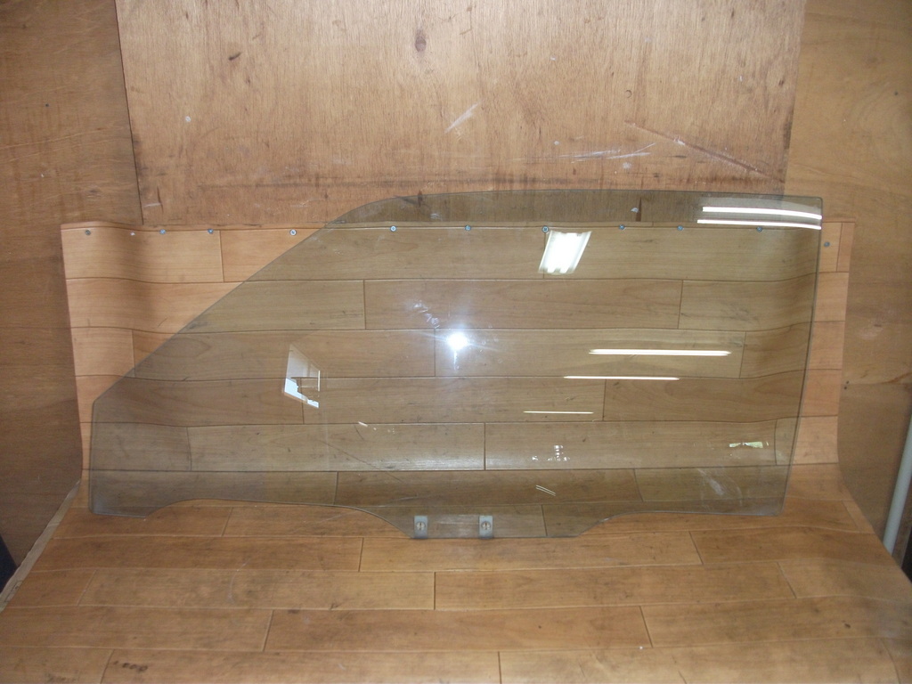 旧車 希少 当時物 S61年 マツダ ファミリア BF5R 純正 フロント ドアガラス 助手席 左拍卖