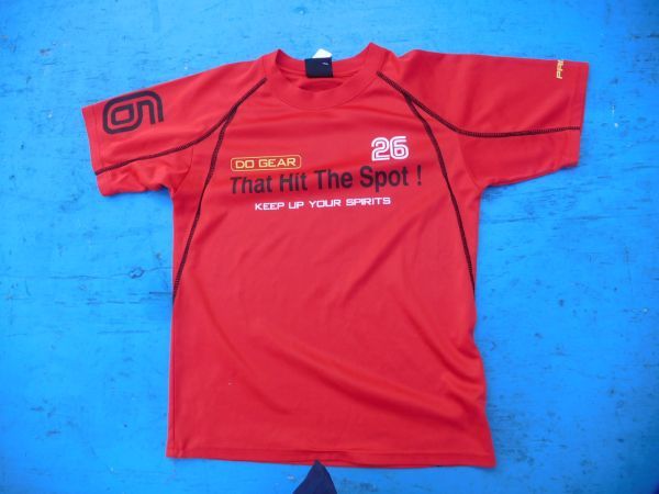 T-shits Tシャツ AZno.168 PRISMA 赤150 DO GIAR 26 THAT HIT THE SPORTS B70-78 ポリ100 上着 古着 used ティーシャツ 拍卖