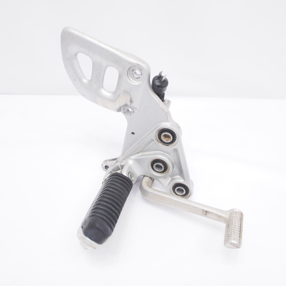 割れ無! GSX1300R 隼 GW71A 99-07年 純正ステップ右 ホルダー ステッププレート 24F拍卖