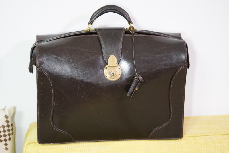 マンソウ 茶 ダークブラウン ブライドルレザー ダレスバッグ 鍵付き 高級 ブライドル 三つマチダレス拍卖