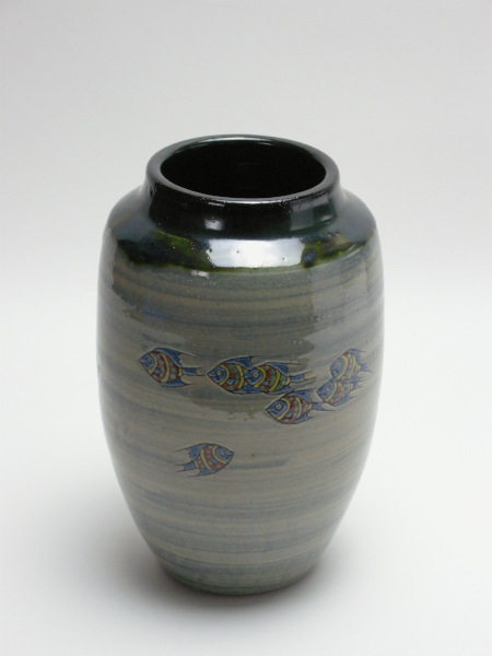 琉球壺屋焼 日展作家 小橋川清次 赤絵魚文長花瓶(ナツメ形)拍卖