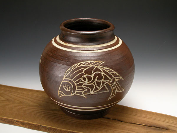 琉球壷屋焼 登り窯 金城敏男 作 琉球南蛮象嵌魚文壺拍卖