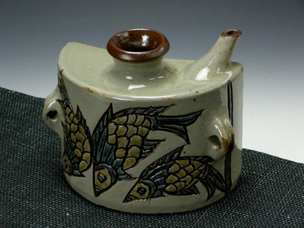 琉球壷屋焼 登り窯 金城敏男 作 線彫魚文抱瓶(中)直筆桐共箱付拍卖