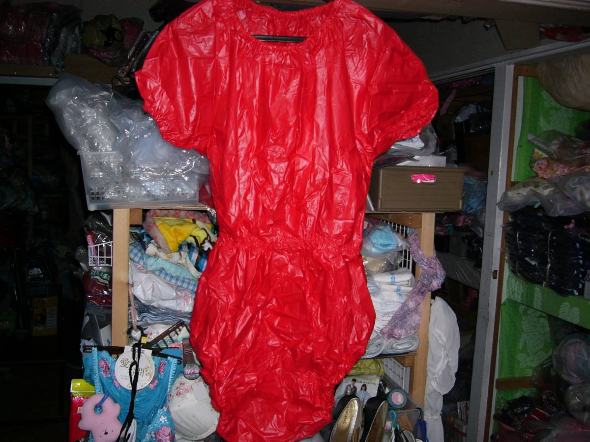 塩ビ 赤ベビービニールのロンパース半袖 LLサイズ 被りタイプ.股ピンクブラホックが横一列.Wを下げゴム入れアヒルさん風に.白と黄色有り拍卖