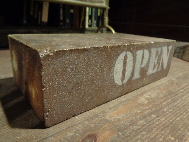 【レンガ看板】ステンシルopen/close美容院メニューボードカフェインダストリアル薪ストーブ古道具アンティーク美容室インテリア骨董拍卖