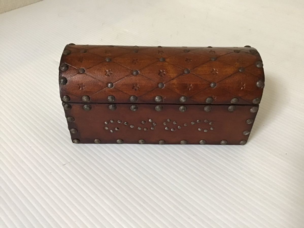 ★アンティーク★ 本革張り 宝箱 スタッズ ジュエリーケース 高9cm 横18.5cm 木製 重圧感 ミニボックス 星柄 リアルレザー拍卖