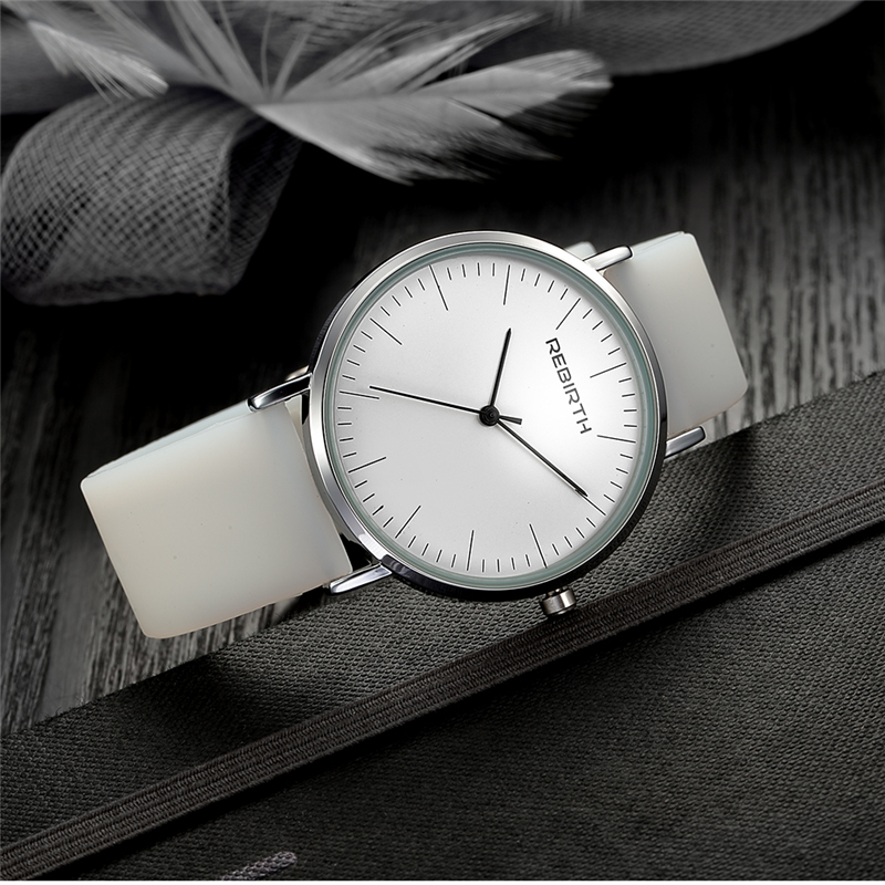 夏のレディースウォッチ おしゃれなシリコンベルトと曲面ガラスのシンプルデザイン ホワイト 日常生活防水 新品未使用 送料無料 即日発送拍卖