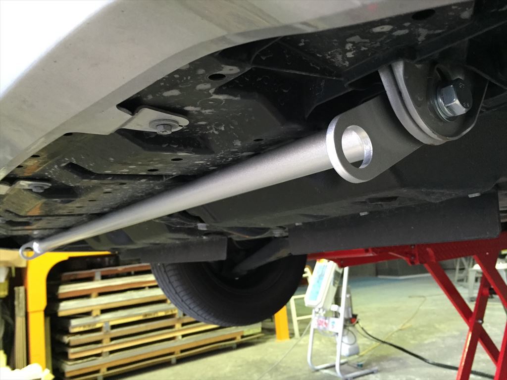 ZRR 70 75ノア ヴォクシー フロントアンダーブレース シルバーメタリック粉体塗装 剛性UP 黒、赤色塗装も有り拍卖