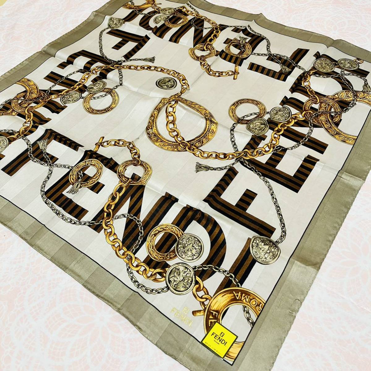 【レア柄】新品/FENDI/大判ハンカチ/正規品/フェンディ/未使用/即決/ズッカ柄/匿名発送/スカーフ/58cm/ストール/綿100%/廃盤品/チェーン拍卖