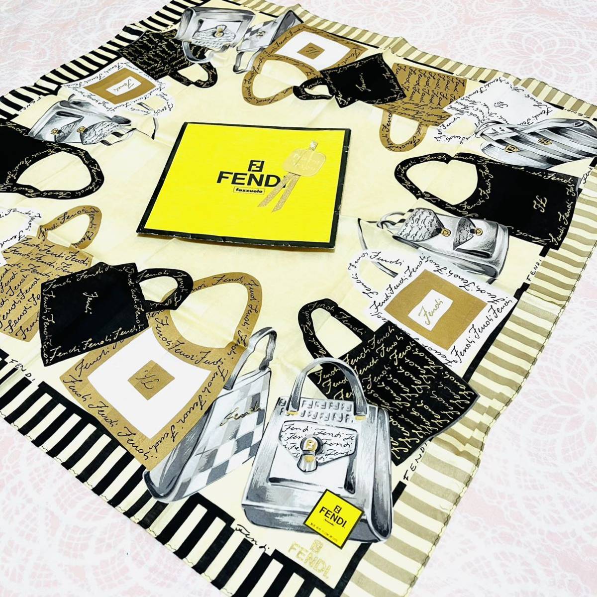 【人気柄】新品/FENDI/大判ハンカチ/正規品/フェンディ/未使用/即決/ズッカ柄/匿名/スカーフ/58cm/茶色/綿100/バッグ/リュック柄/ギフト袋拍卖