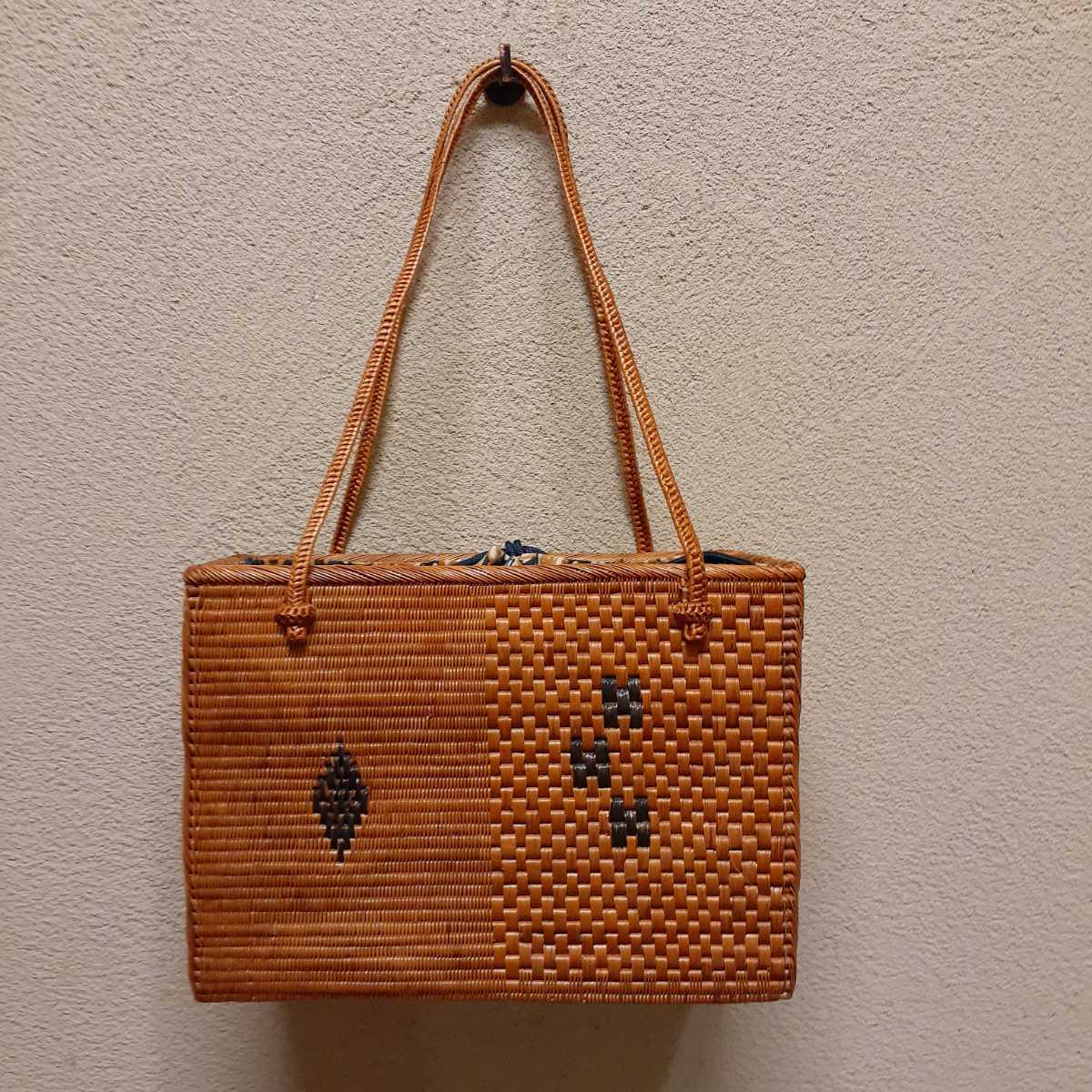 籠バッグ バティック インドネシア製 緻密 横幅約20cm 縦約15cm ハンドル紐合わせた高さ約32cm まち約9cm拍卖