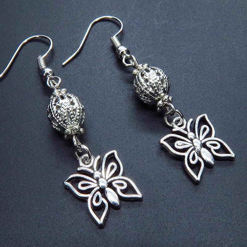 シルバーカラー 蝶(バタフライ)とメタルビーズを組合せたコンパクトなピアス拍卖