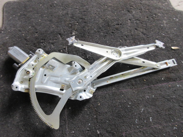 ★22R4G6614 BMW325I 純正右側ドアレギュレーター 修理やストック等に拍卖