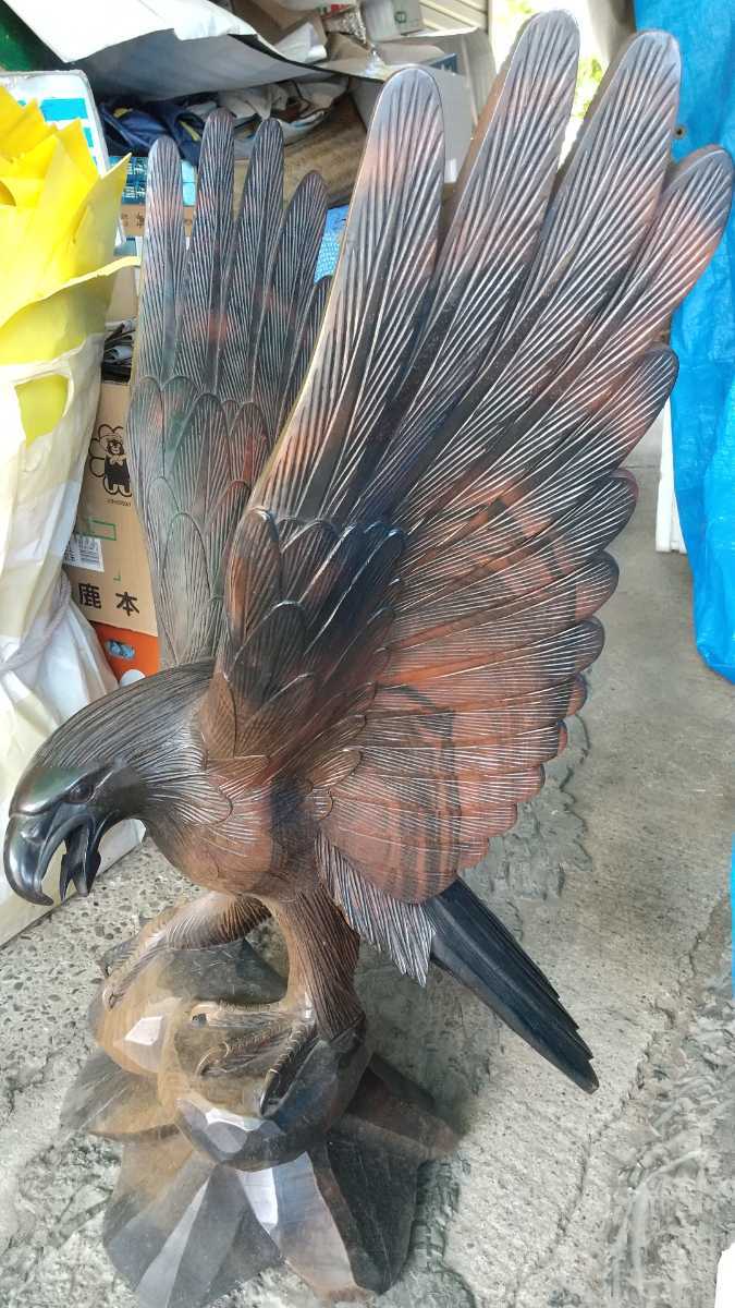 木彫りの鷹 無垢材 鷹 高さ約80cm 横約50cm 置物 ひびあり 古い アンティーク拍卖