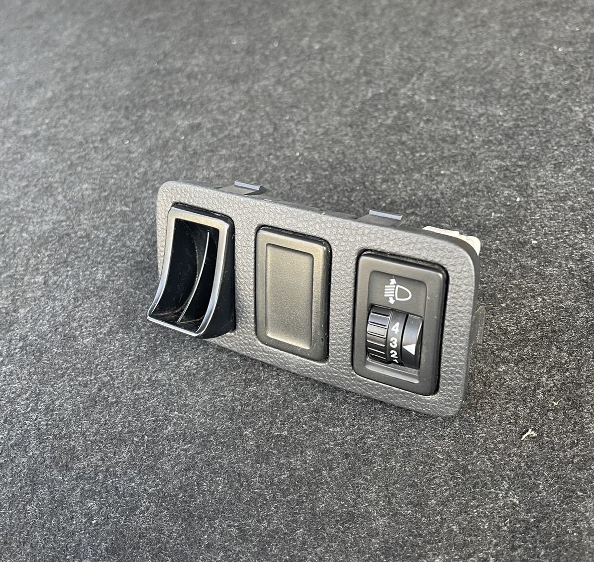 ◆ スズキ 【 スイフト ZC11S 2006年 95411km 】 レベライザー スイッチ 73312-62j00   A-3463拍卖