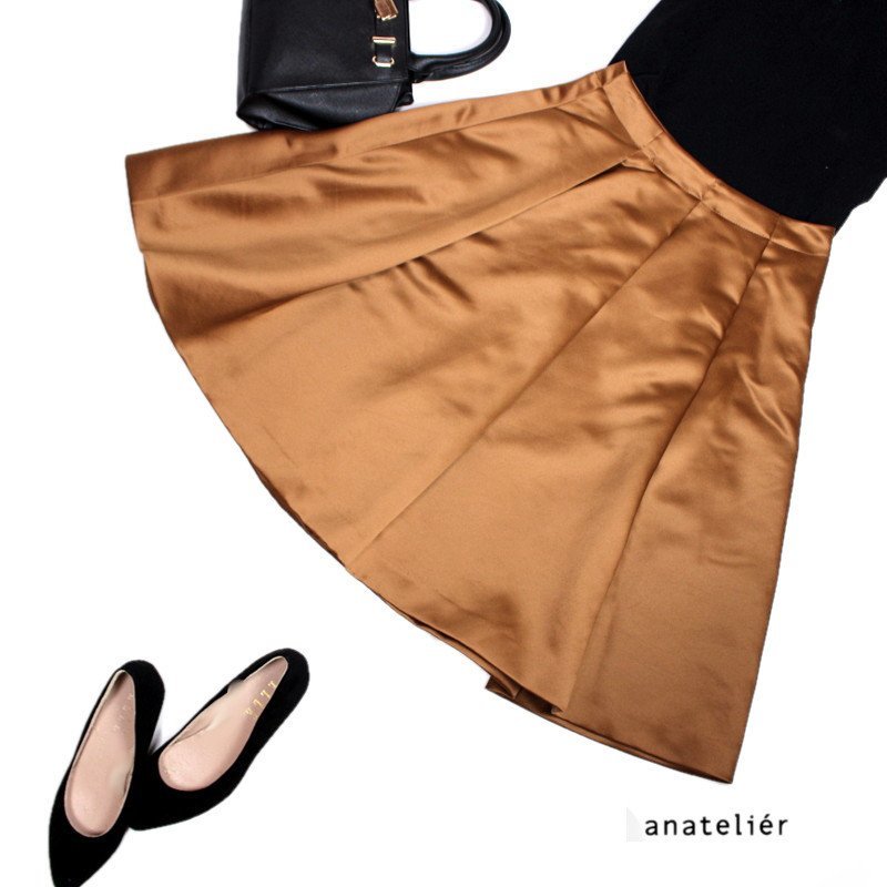 美品 アナトリエ anatelier 株)ワールド ■ 厚手 秋 冬 艶 ハリ ポリエステル Aライン タック フレアスカート 36 S 7号 ベージュ拍卖