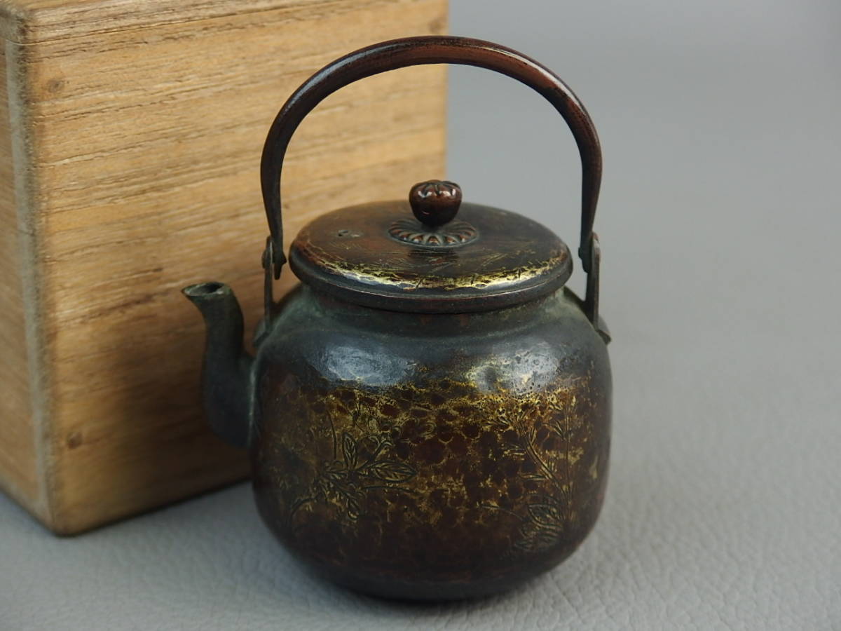 【骨董・茶道具】★古い 唐金 古銅製★★線彫薬缶形水滴 急須 dp521tgl.sgl.8 書道具 文房具拍卖