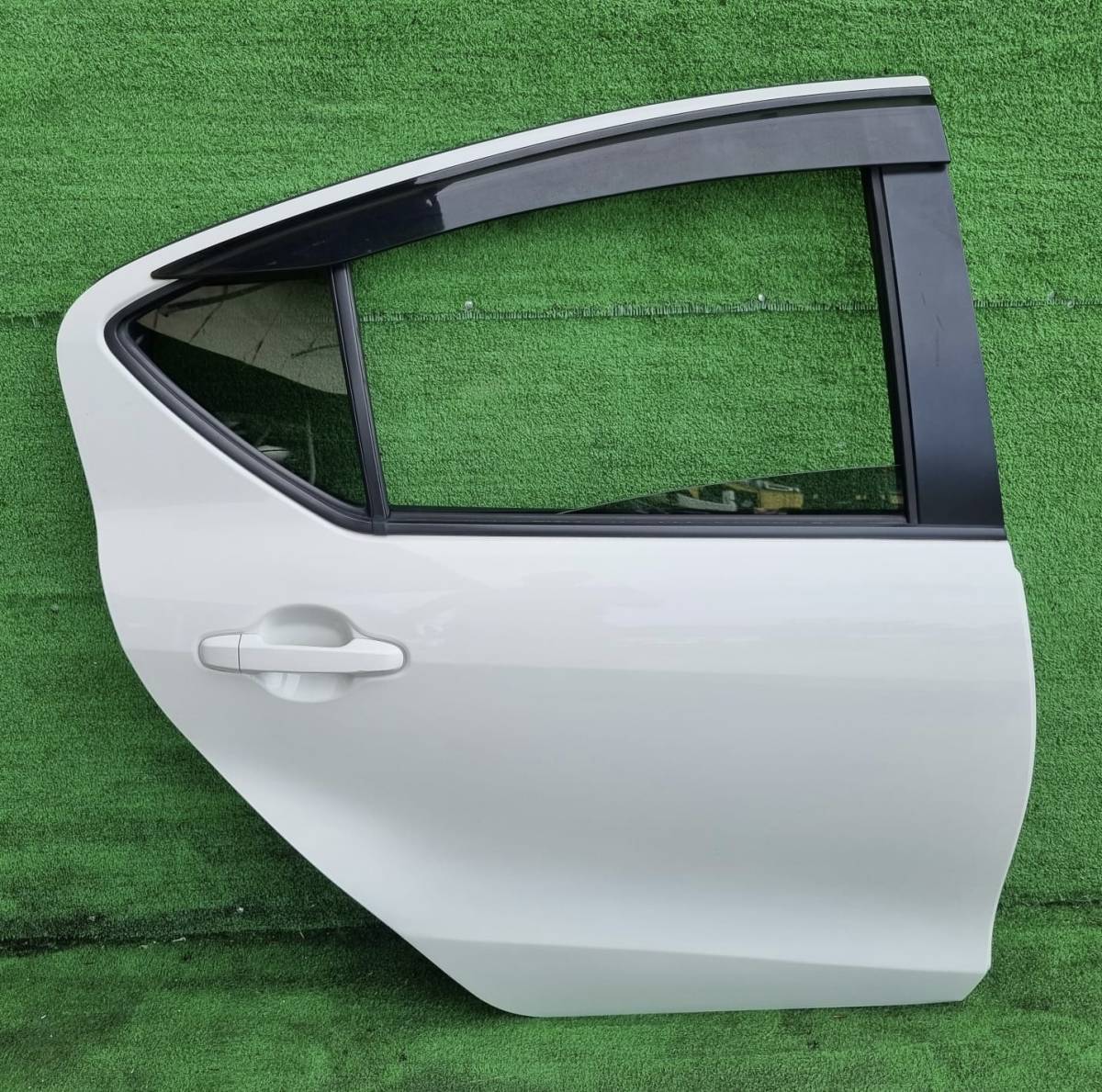 トヨタ アクア NHP10 リアドア 右 2013年 (082 ホワイトパール)拍卖