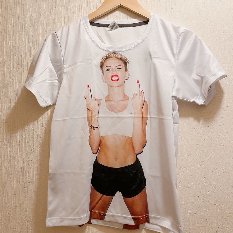 新品 ホワイト地マイリーサイラス中指ワイルドTシャツ★ユニセックス★M拍卖