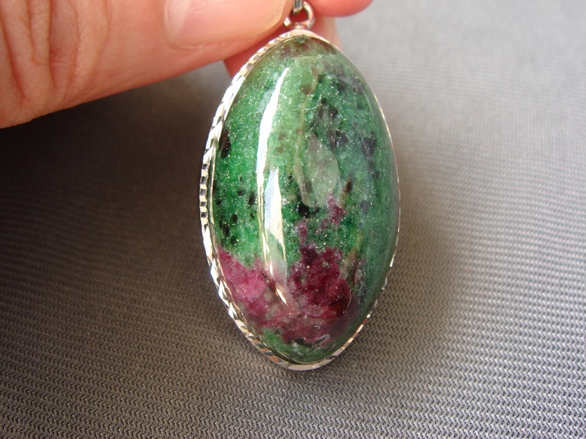 ☆風水,超希少,特大,天然7A級ルビーインゾイサイト紅緑玉SV925ペンダントトップF5拍卖