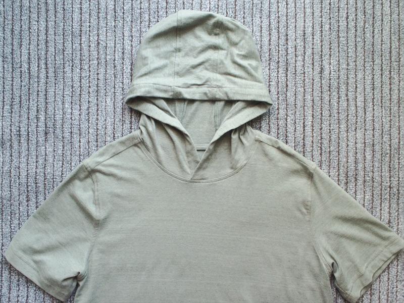 未使用・メンズ(女性も)・アンダーアーマー・半袖パーカーシャツ・MD・カーキ☆スポーツ拍卖