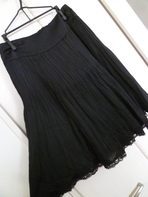 22OCTOBRE/ヴァンドゥーオクトーブル□黒サテン調裾レース細いランダムプリーツフレアースカート38/ブラックフォーマル結婚式膝丈□SK616拍卖