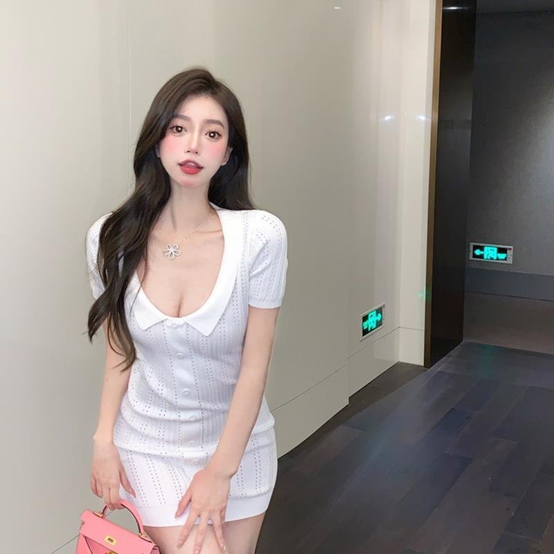 ZJM1528 ニット素材*タイトワンピース*白*伸縮性有り*セクシー*エロかわ?ぴったりボディライン?襟付き*ボタン付*オープンネック*拍卖