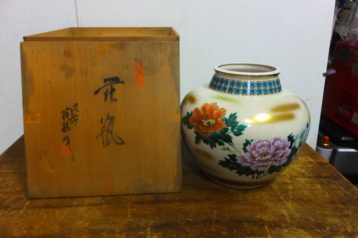 ★ ろ-218 九谷焼 花瓶 中古 時代物 花器 花入れ インテリア 飾り 大きさ/約寸:高さ25cm 口径13cm 胴直径27cm 重さ2kg拍卖