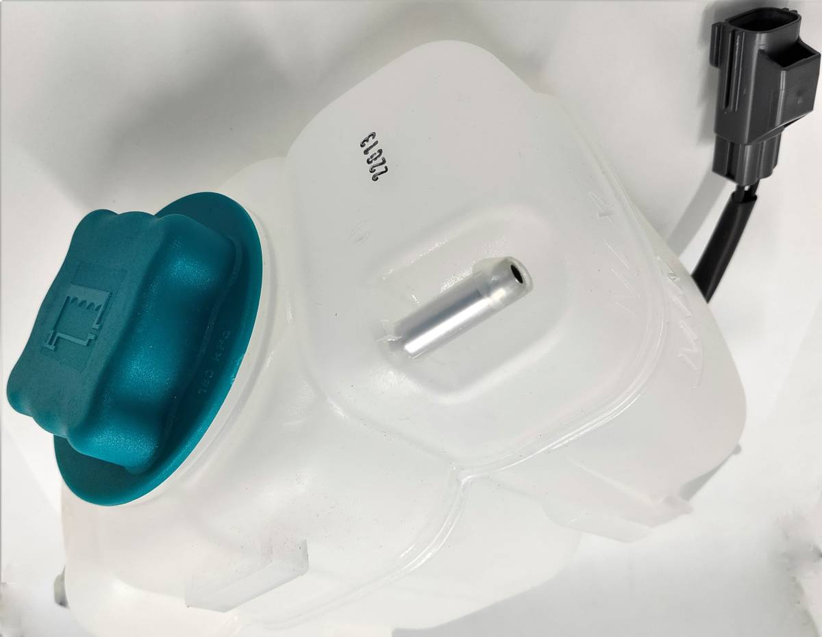 (送料込) ボルボ S80 XC90 エキスパンションタンク キャップ・レベルセンサー付【新品】クーラントリザーバータンク拍卖