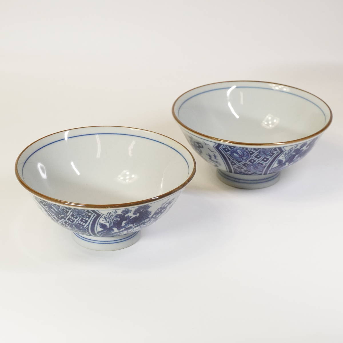 大正〜昭和初期 瀬戸焼 染付釘抜菱窓絵風景図茶碗 飯碗 2客揃え 在銘品 印判手の文様が美しい日本のアンティーク和食器 SCC409拍卖