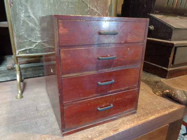 【無垢材の4段引出し】木製文具事務書棚ウッド収納ケース古道具アンティークインテリアインダストリアル観葉植物ドライフラワーレジ台拍卖