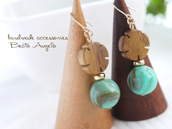 ◇◆+angelo+ドイツビーズとウッドフラワーのピアス(p-098)マーブルターコイズ G ブルーグリーン 花 ※在庫限り拍卖