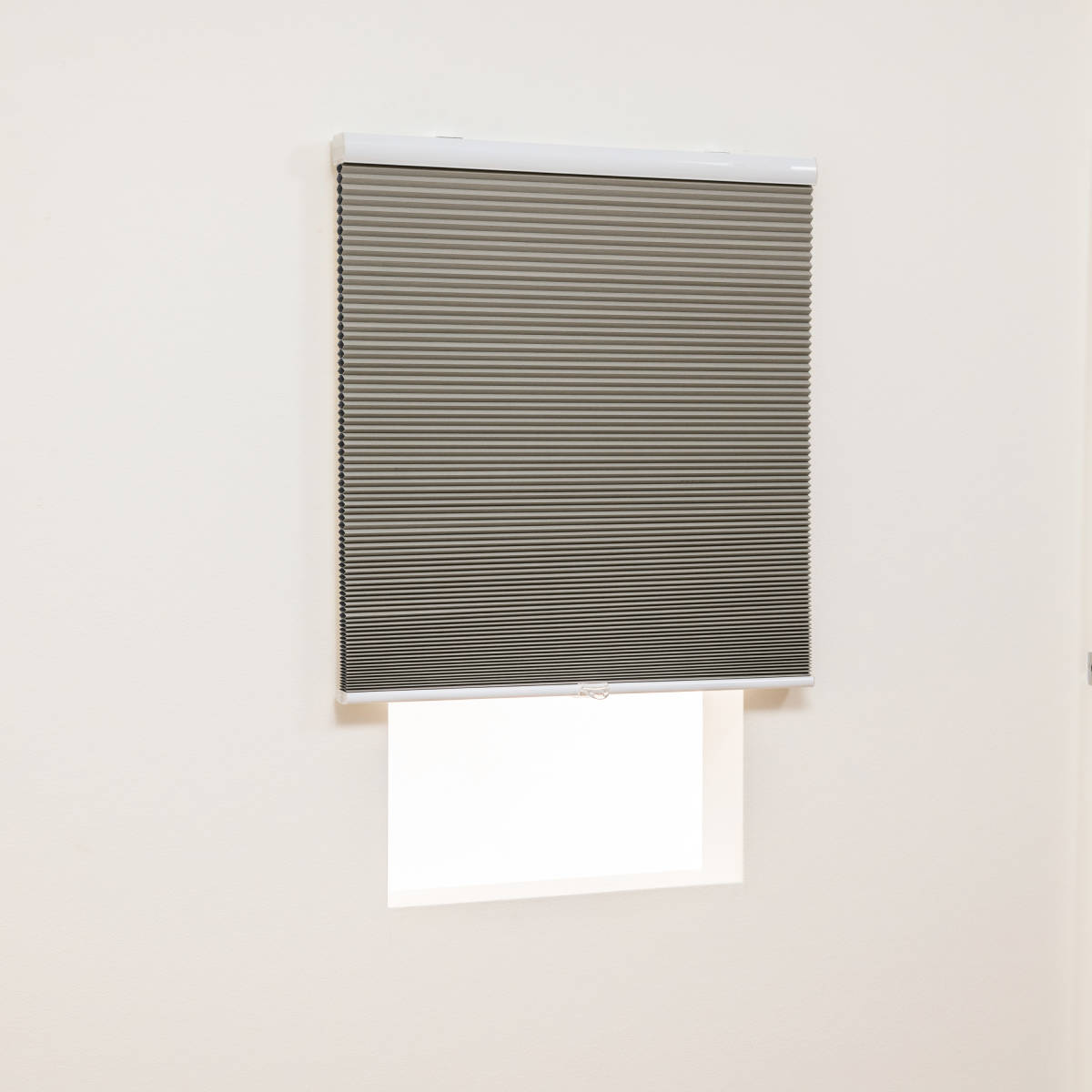 ★完全遮光★幅65cm 丈95cm★保温性に優れたハニカムシェード コードレスだから安全で簡単操作 レールへの取付可能 遮光ライトグレー拍卖