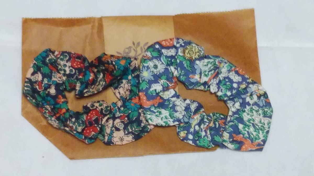 ハンドメイド  リバティ柄シュシュ  2個セット拍卖